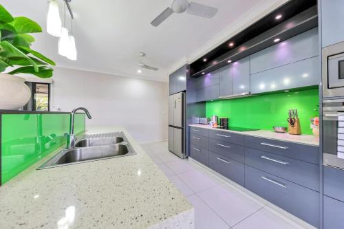 Dapur atau dapur kecil di Big & Breezy House Mins To Beach, Hospital & Uni