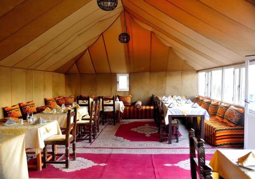 Khu vực ghế ngồi tại Merzouga Desert Luxury Camp