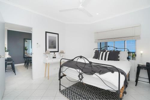 NightcliffSensational Sunsets Ocean Views From Top Floor的一间卧室，配有一张床、一张桌子和几把椅子
