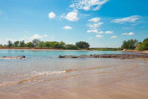 Gambar di galeri bagi The Barra Retro 3 Bed Unit Walk To Foreshore di Nightcliff