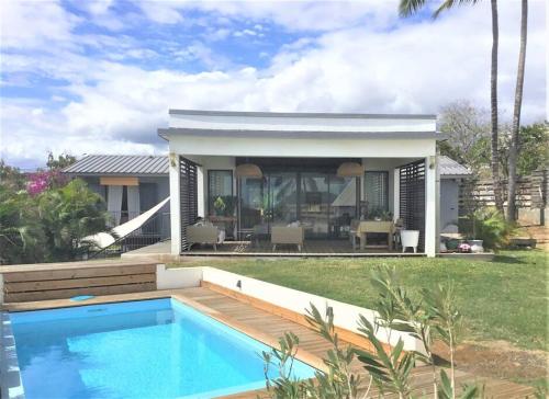 Πισίνα στο ή κοντά στο Villa Lombok Grand fond St Gilles pied dans l'eau