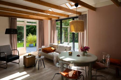 a living room with a couch and a table at Vossenbelt in Gasselte