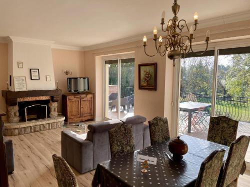 un salon avec un canapé et une table dans l'établissement Chez BON ET MONE, à Onet le Château