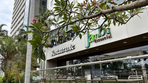 a building with a sign for a restaurant at Comfort Hotel & Suítes Rondonópolis in Rondonópolis