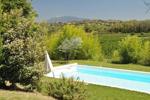 une piscine au milieu d'un jardin dans l'établissement Aillan Hervé Maison indépendante avec piscine, à Saint-Maurice-sur-Eygues