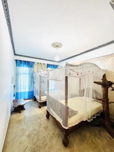a bedroom with three beds in a room at Gemini Royal Mount Resort in Welimada