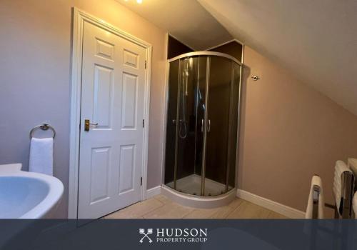 Ένα μπάνιο στο Telford Townhouse with Parking and Garden