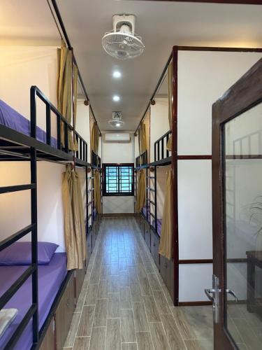 ロン島にあるWhite Beach Hostelの二段ベッド付きのドミトリールームの廊下