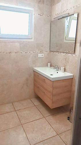 une salle de bain avec un lavabo et un miroir dans l'établissement Aillan Hervé Maison indépendante avec sa piscine, à Saint-Maurice-sur-Eygues