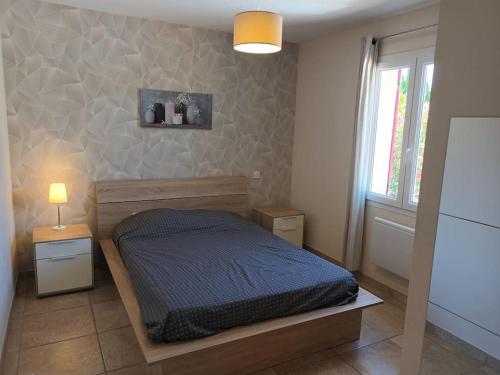 une chambre avec un lit, une lampe et une fenêtre dans l'établissement Aillan Hervé Maison indépendante avec sa piscine, à Saint-Maurice-sur-Eygues