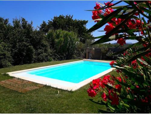 une piscine au milieu d'une cour dans l'établissement Aillan Hervé Maison indépendante avec sa piscine, à Saint-Maurice-sur-Eygues