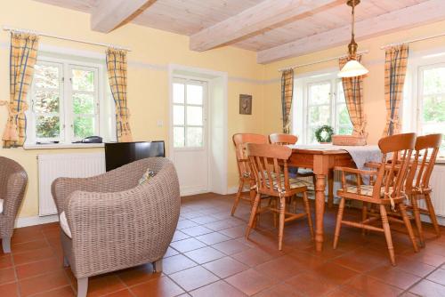 a dining room with a table and chairs at Faskers Hüs Whg 02 in Oldsum