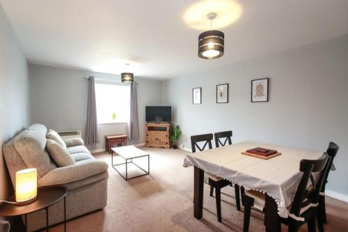 Snowberry Close - Contractors Long Stay by ShortStayUK photo 8