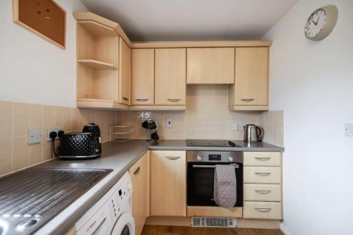 Snowberry Close - Contractors Long Stay by ShortStayUK photo 15