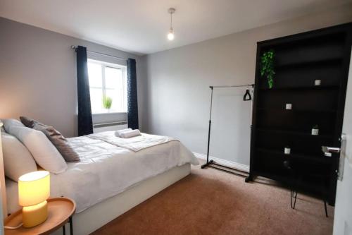 Snowberry Close - Contractors Long Stay by ShortStayUK photo 20