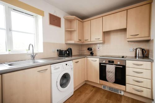 Snowberry Close - Contractors Long Stay by ShortStayUK photo 12