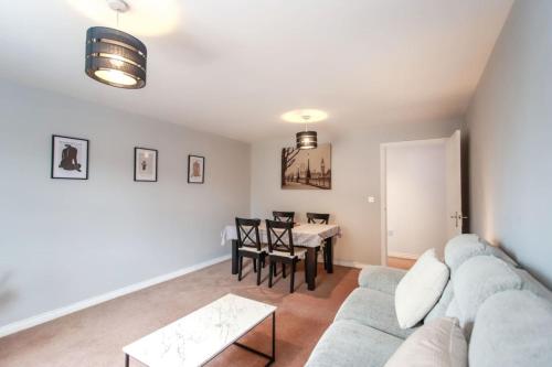 Snowberry Close - Contractors Long Stay by ShortStayUK photo 18