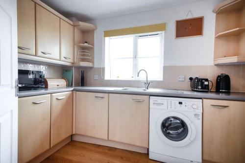 Snowberry Close - Contractors Long Stay by ShortStayUK photo 17