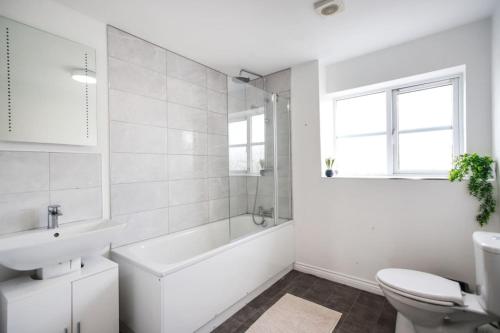 Snowberry Close - Contractors Long Stay by ShortStayUK photo 4
