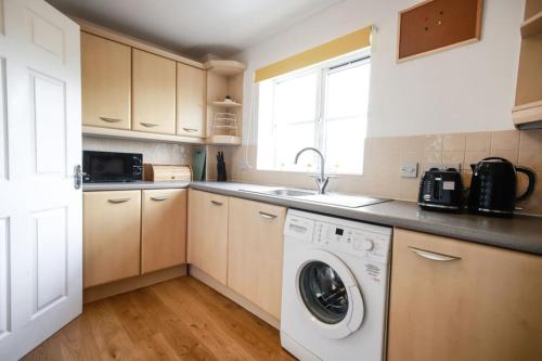 Snowberry Close - Contractors Long Stay by ShortStayUK photo 16