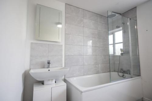 Snowberry Close - Contractors Long Stay by ShortStayUK photo 7