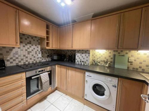 Dapur atau dapur kecil di 4 Bradford Old Town Swindon, 2 Bedroom, Sleeps 5, Free Secure Parking, Wifi, Long Stay Disc