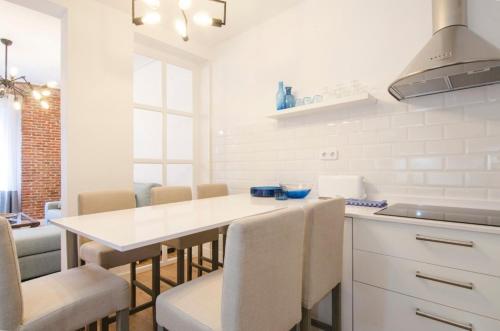 Bright Cozy 2BD 2BTH with Balcony - Chueca