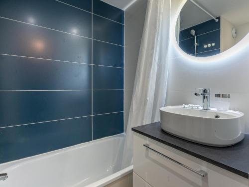 une salle de bain avec un lavabo, une baignoire et un miroir dans l'établissement Studio coquet skis aux pieds avec Wifi et lave-linge - FR-1-694-81, à Val dʼIsère