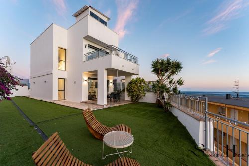 Luxury townhouse with rooftop sauna & Jacuzzi