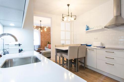 Bright Cozy 2BD 2BTH with Balcony - Chueca