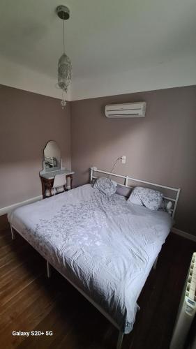 Una cama o camas en una habitación de Maisonnette à Montélimar
