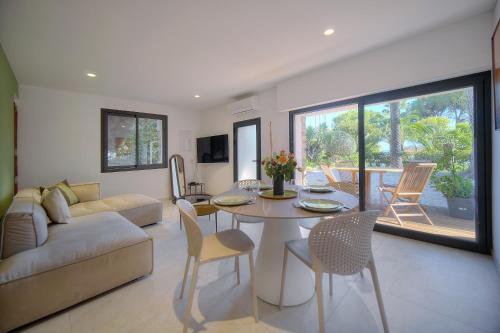 un salon avec un canapé, une table et des chaises dans l'établissement A2B241 T3 REZ-de-JARDIN PROCHE PLAGES, à Cannes