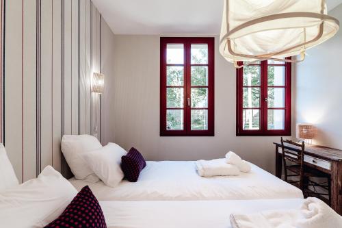 - une chambre avec 2 lits, un bureau et 2 fenêtres dans l'établissement Maison Bleue Est 12 personnes, à Saint-Julien-en-Born