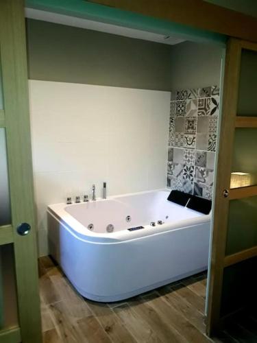 - une grande baignoire blanche dans la chambre dans l'établissement Aillan Hervé villa avec piscine privée chauffée, à Mirabel-aux-Baronnies
