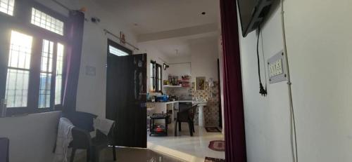 Η κουζίνα ή μικρή κουζίνα στο Shanti Kunj Home Stay