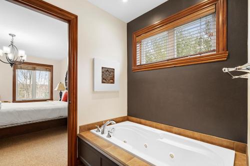 Postel nebo postele na pokoji v ubytování Townhouse On The Golf La Bte -10min To Tremblant