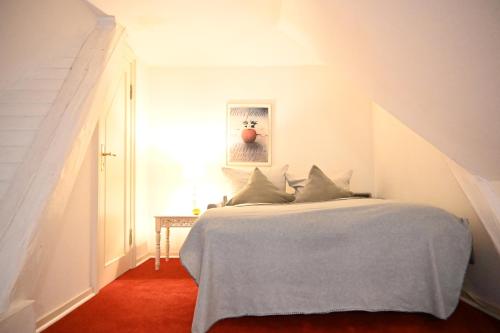 a bedroom with a bed and a table in a room at Landsitzhotel und Seminarium Peterhof in Hodorf