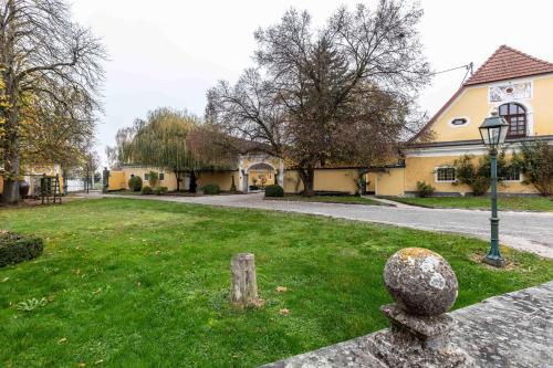 a stone statue in the yard of a house at Apartments am Schloss Mühldorf in Feldkirchen an der Donau