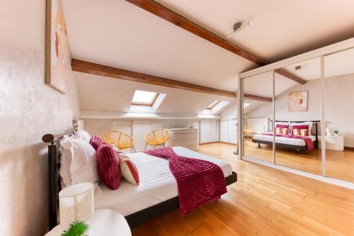 une chambre avec un lit et un miroir dans l'établissement Maison Évasion Panoramique entre Paris et Disney, à Noisy-le-Sec
