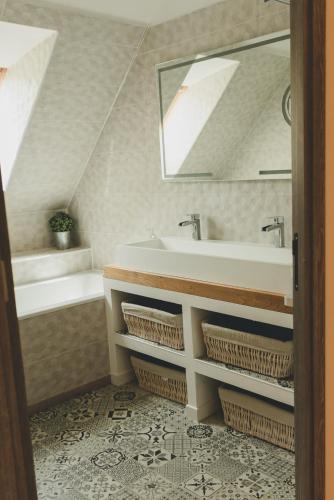 une salle de bain avec un lavabo et une baignoire dans l'établissement Gite du Manoir Le Roc, à Couze-et-Saint-Front