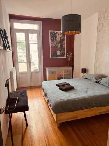 une chambre avec un grand lit et une fenêtre dans l'établissement Là-Haut, à Royan