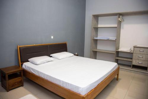 Un pat sau paturi într-o cameră la Kazoza Boutique Hotels