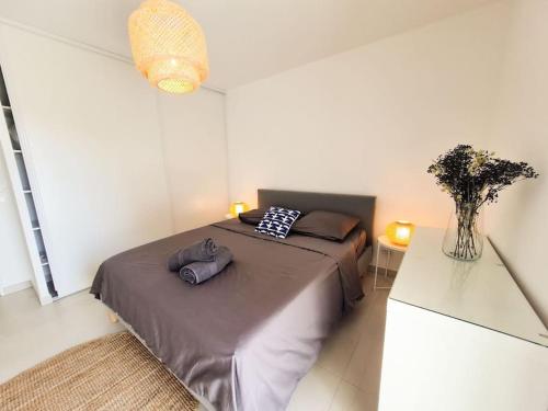 une chambre avec un lit avec deux oreillers dessus dans l'établissement Magnifique Appartement - Parking privé - Nice, à Nice