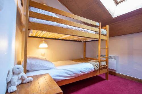 a bedroom with two bunk beds with a teddy bear at Résidence Pierre & Vacances Premium Arc 1950 Le Village in Arc 1950
