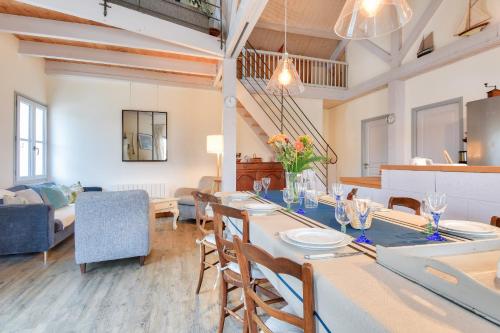une salle à manger avec une longue table et des chaises dans l'établissement Maison pour 6, à proximité du centre ville, à Noirmoutier-en-l'lle