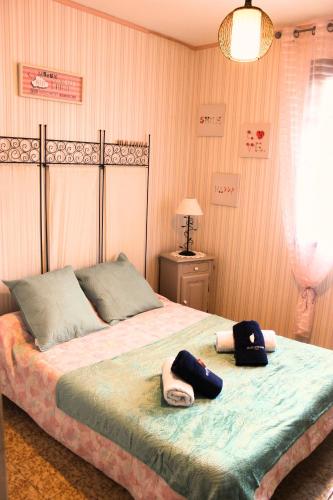 une chambre avec un lit avec deux serviettes dessus dans l'établissement Maison familiale grand jardin privatif, à Sorbo-Ocagnano