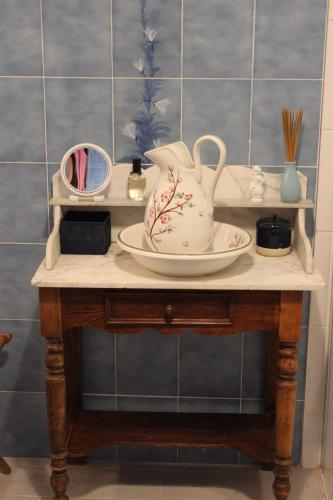 - une table avec une théière et une assiette dans l'établissement Maison familiale grand jardin privatif, à Sorbo-Ocagnano