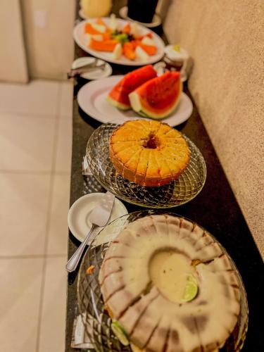 três pratos de comida em um balcão com frutas em Ocean Praia Hotel em Fortaleza