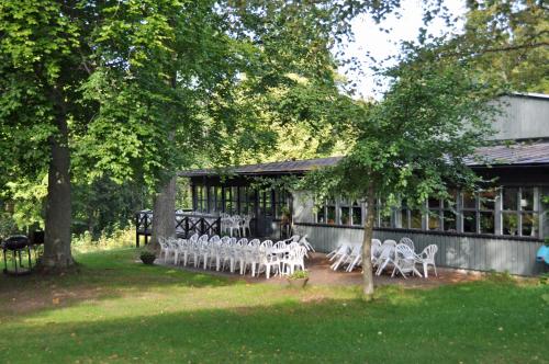 a group of tables and chairs in front of a building at STF Lillsved hostel in Värmdö