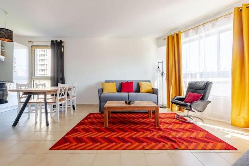 un salon avec un canapé et une table dans l'établissement Appartement Lumineux et Confortable, à Marseille
